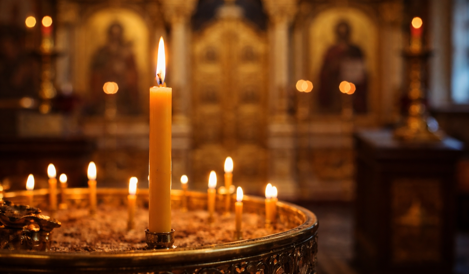 Свеча в храме